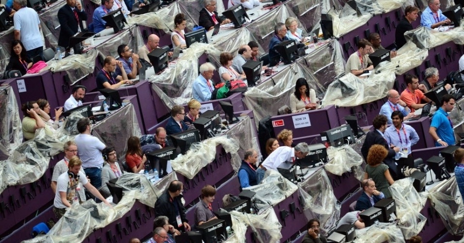 Jornalistas chegam ao Estádio Olímpico de Londres para acompanhar a cerimônia de aberura