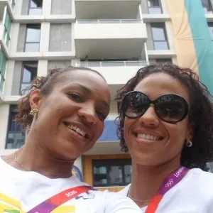 Keila Costa, saltadora da equipe brasileira, tira foto junto com Aline Leone, em frente ao prédio aonde ficam os atletas brasileiros na Vila Olímpica - undefined