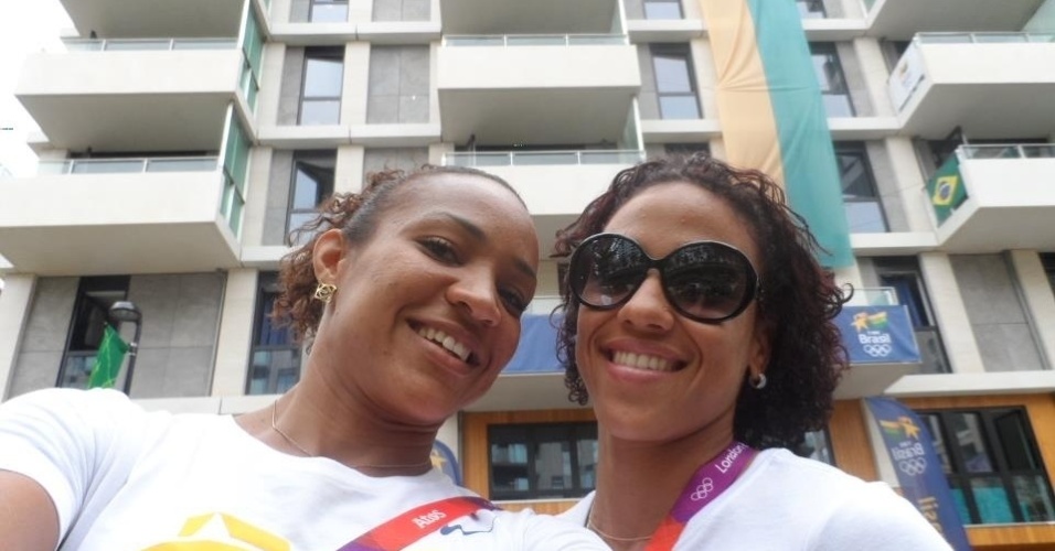 Keila Costa, saltadora da equipe brasileira, tira foto junto com Aline Leone, em frente ao prédio aonde ficam os atletas brasileiros na Vila Olímpica