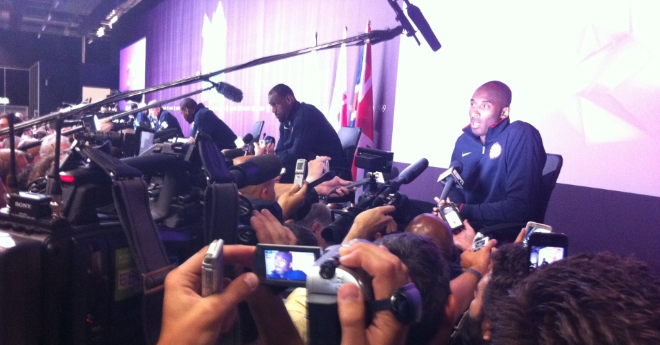 Kobe Bryant e LeBron James respondem a jornalistas internacionais durante coletiva no Parque Olímpico de Londres, nesta sexta-feira.