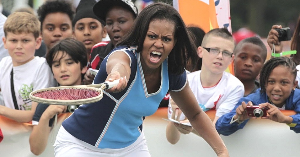 Michelle Obama faz careta ao tentar jogar tênis em um evento nesta sexta (27), dia da abertura dos Jogos Olímpicos. A primeira dama dos EUA foi à embaixada do país e praticou esporte ao lado de crianças 