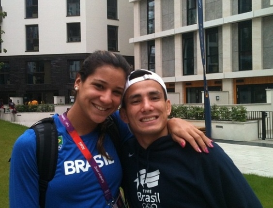 Nadadora Joanna Maranhão tira foto ao lado de Felipe Kitadai, judoca do time brasileiro