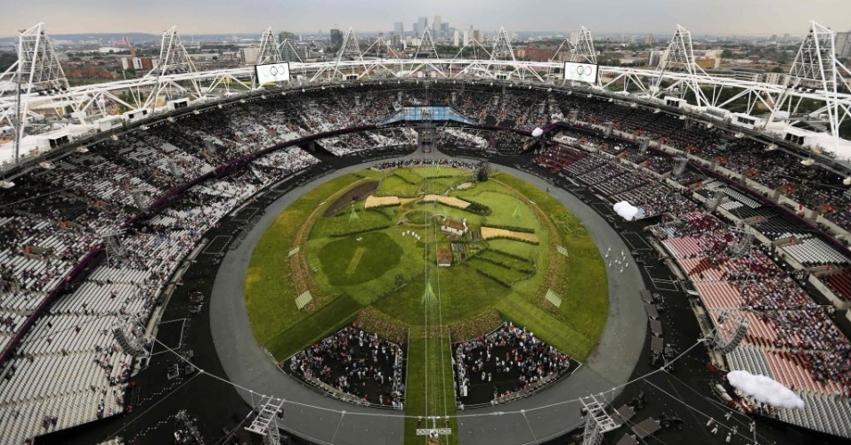 O cenário de uma Londres rural está montado no Estádio Olímpico para o início da cerimônia de abertura dos Jogos