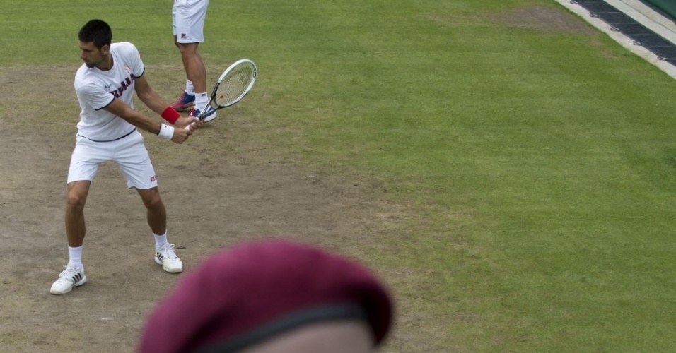 Observado por soldado britânico, Novak Djokovic treina em Wimbledon