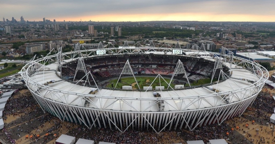 Pessoas começam a encher as arquibancadas do Estádio Olímpico de Londres