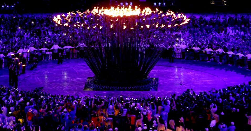 Pira Olímpica acesa no centro do Estádio Olímpico de Londres
