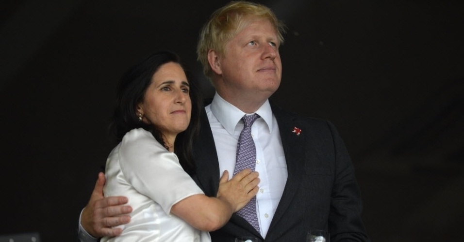 Prefeito de Londres, Boris Johnson, espera pela abertura dos Jogos ao lado de sua mulher no Estádio Olímpico