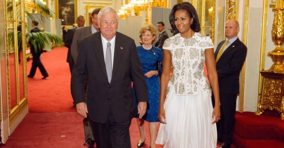 Primeira-dama dos EUA, Michelle Obama, ao lado do embaixador americano no Reino Unido, Louis Susman, na recepção dos chefes de Estado