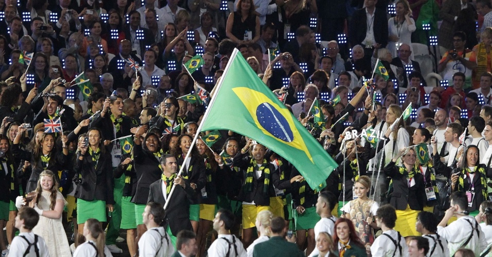 Rodrigo Pessoa carrega a bandeira do Brasil na Cerimônia de Abertura da Olimpíada