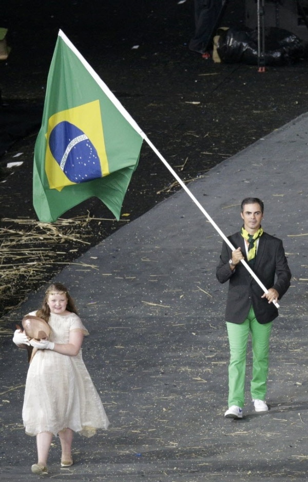 Rodrigo Pessoa, do hipismo, foi o responsável por carregar a bandeira do Brasil na Cerimônia de Abertura dos Jogos