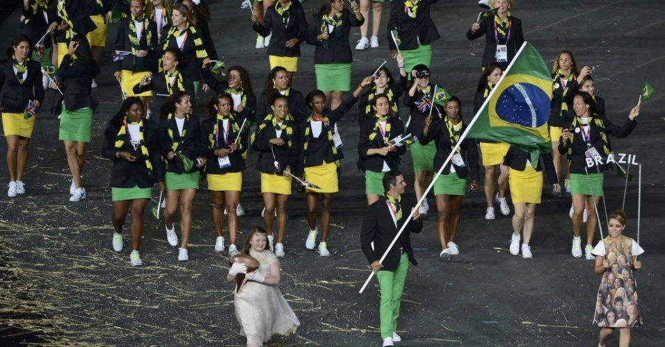 Rodrigo Pessoa, porta-bandeira do Brasil, lidera delegação do país no desfile na Cerimônia de Abertura