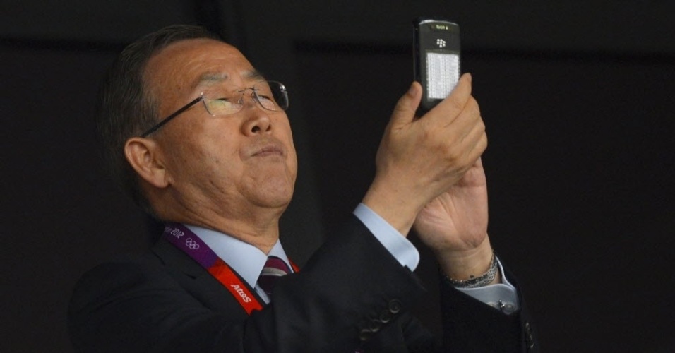 Secretário-geral da ONU, Ban Ki-moon tira foto do Estádio Olímpico de Londres antes da cerimônia de abertura