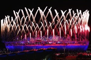 Show de fogos ilumina céu de Londres após cerimônia de abertura dos Jogos Olímpicos