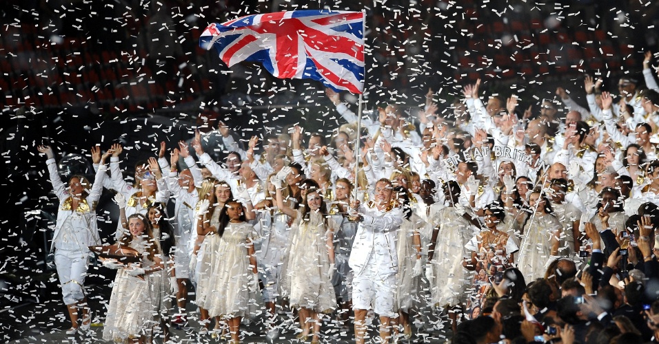 Sob chuva de papéis, delegação do Reino Unido encerra desfile na cerimônia de abertura dos Jogos