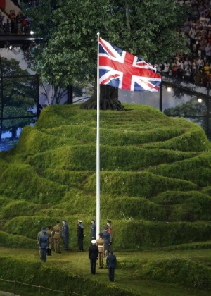 Soldados realizam hasteamento da bandeiro do Reino Unido durante cerimônia de abertura das Olimpíadas