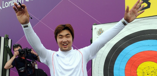 Sul-coreano In Dong Hyun comemora recorde mundial no tiro com arco