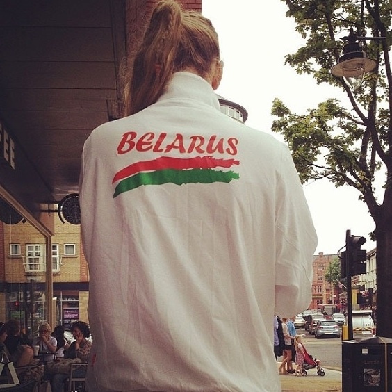 Tenista bielorrussa Victoria Azarenka aparece de costas em foto com o agasalho de seu país