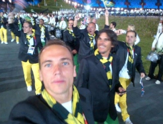 Tenista Bruno Soares tira foto enquanto está desliando com a delegação brasileira, durante a Cerimônia de Abertura dos Jogos Olímpicos de Londres