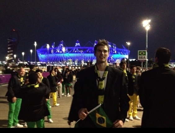 Tiago Splitter, pivô da equipe brasileira de basquete tira foto em frente ao Estádio Olímpico de Londres, na cerimônia de abertura dos Jogos Olímpicos