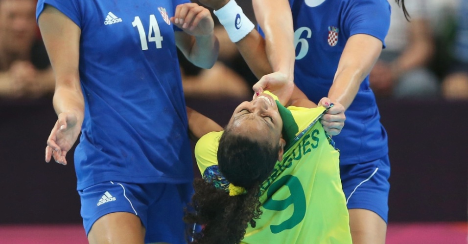 A brasileira Ana Paula Rodrigues é puxada pela rival croata Andrea Seric durante estreia no handebol feminino 