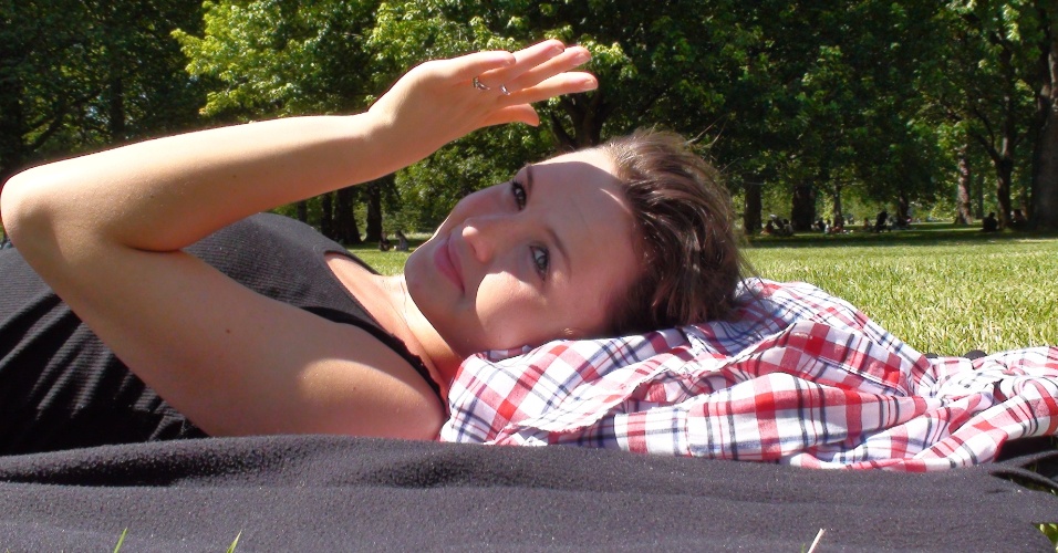 A polonesa Martina Nowak toma sol no Saint James Park após expediente como garçonete em restaurante londrino