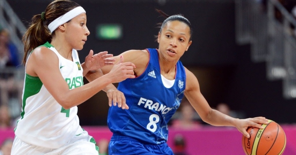 Adrianinha, armadora da seleção de basquete, exerce a marcação sobre Edwige Lawson-Wade, da França