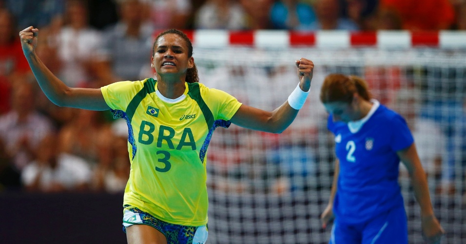 Alexandra Nascimento comemora gol brasileiro na estreia do handebol feminino contra a Croácia