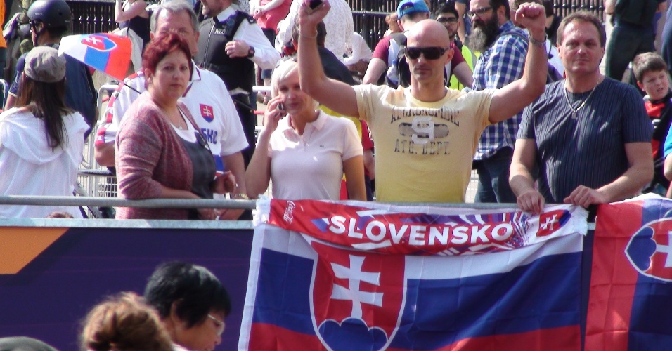 Apesar do sol, os torcedores da Eslováquia se arredavam de lugar para ver a final do ciclismo de estrada