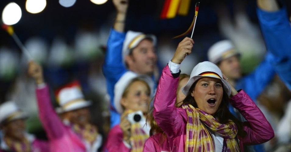 Atleta alemã vai de "cavalinho" em ombro de companheiro na cerimônia de abertura