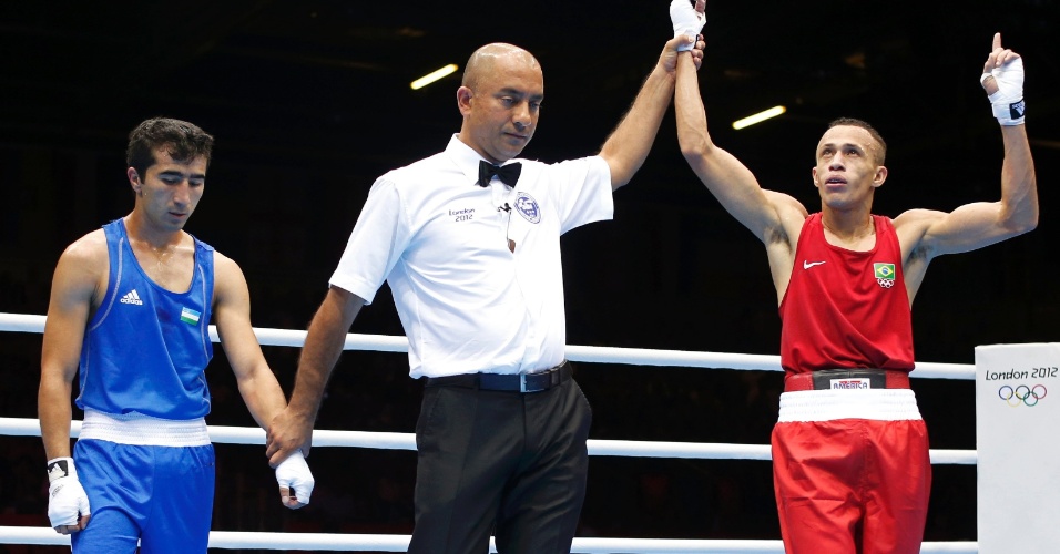 Boxeador brasileiro Robenilson Vieira de Jesus venceu Orzubek Shayimov, do Uzbequistão, na categoria até 56 kg