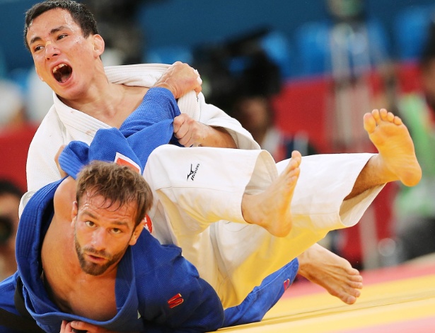 Brasileiro Felipe Kitadai (de branco) aplica um golpe sobre judoca italiano e conquista medalha de bronze