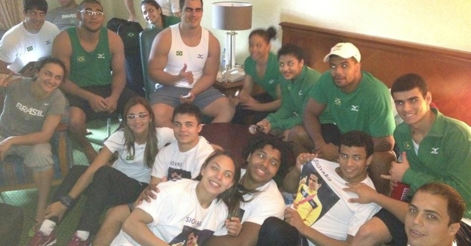 Brasileiros da delegação de judô se reúnem na Vila Olímpica para assistir às lutas de Kitadai e Sarah, no primeiro dia da modalidade em Londres