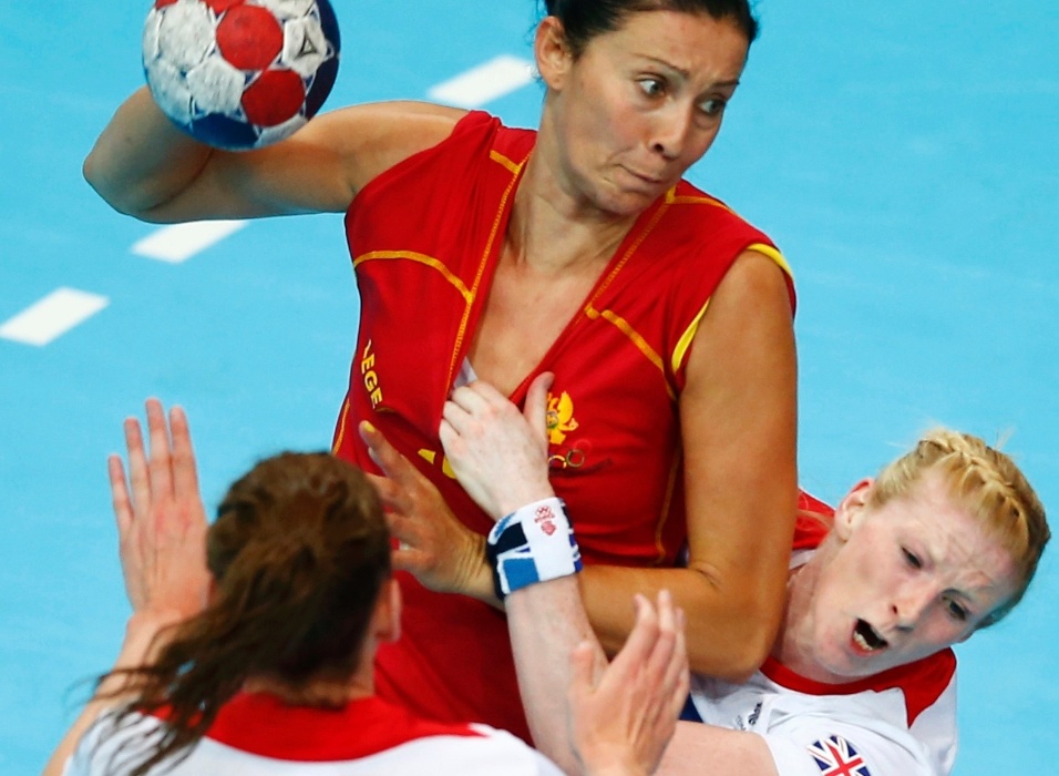 Britânica exagera na marcação e coloca a mão dentro da camiseta de montenegrina durante jogo de handebol na Olimpíada (28/07/2012)