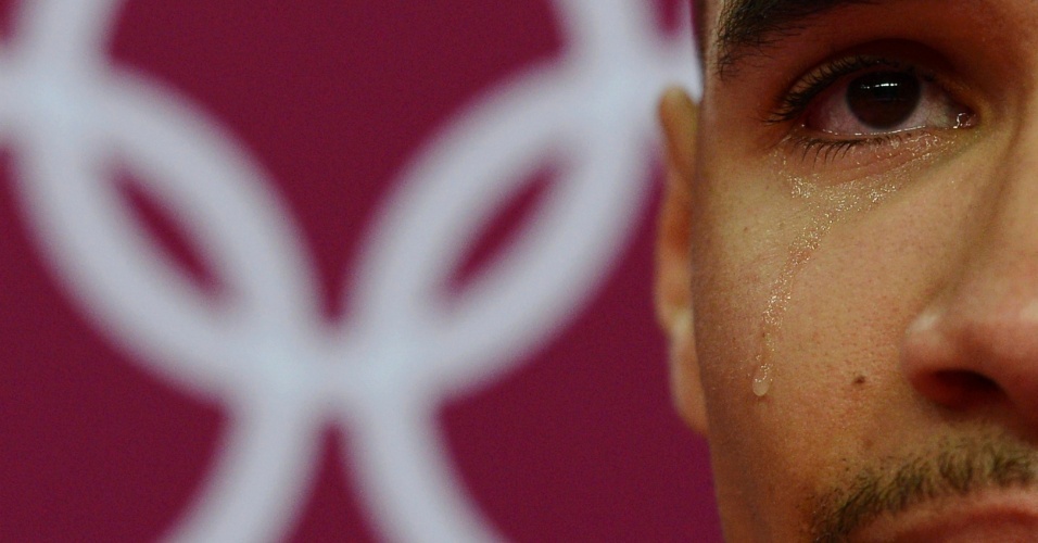 Britânico Louis Smith chora ao ver que sua equipe liderou, à frente da China, a primeira subdivisão das eliminatórias de ginástica artística masculina (28/07/2012)