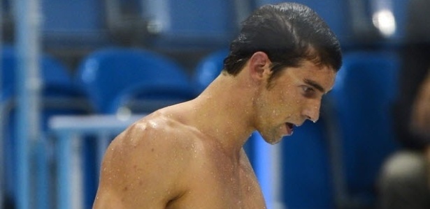 Cabisbaixo, Phelps deixa piscina após quarta colocação nos 400 m medley em Londres