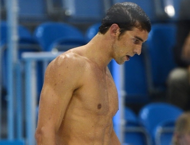 Cabisbaixo, Phelps deixa piscina após quarta colocação nos 400 m medley em Londres