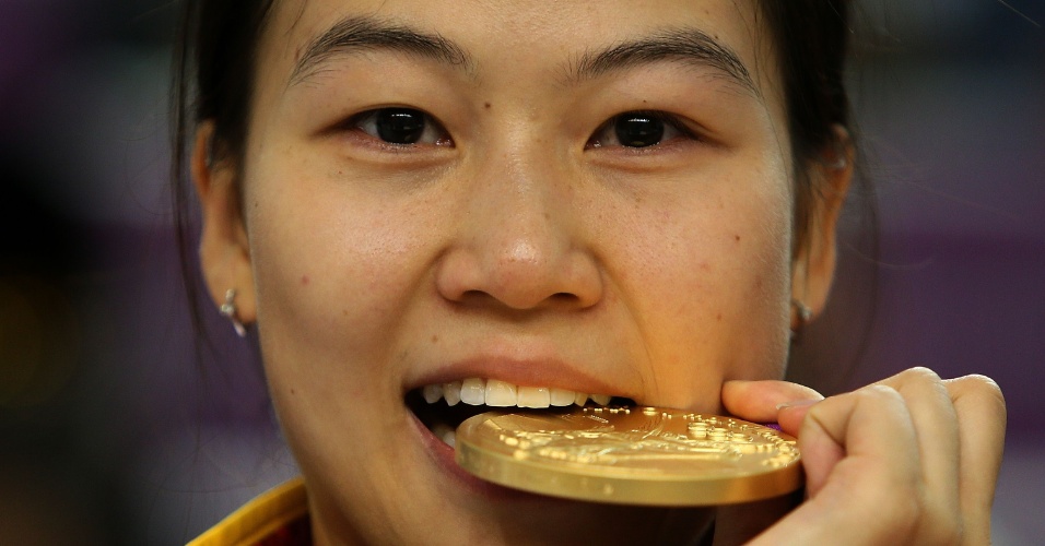 Chinesa Yi Siling morde medalha de ouro após cerimônia de premiação do tiro de 10m nos Jogos de Londres