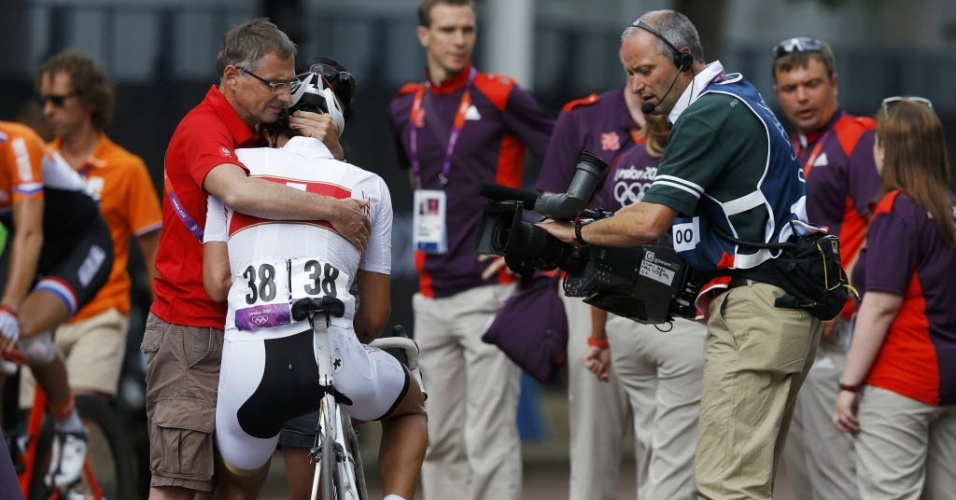 Ciclista suíço Fabian Cancellara, atual campeão olímpico, é consolado após sofrer queda e perder chances de medalha no sábado (28/07/2012)