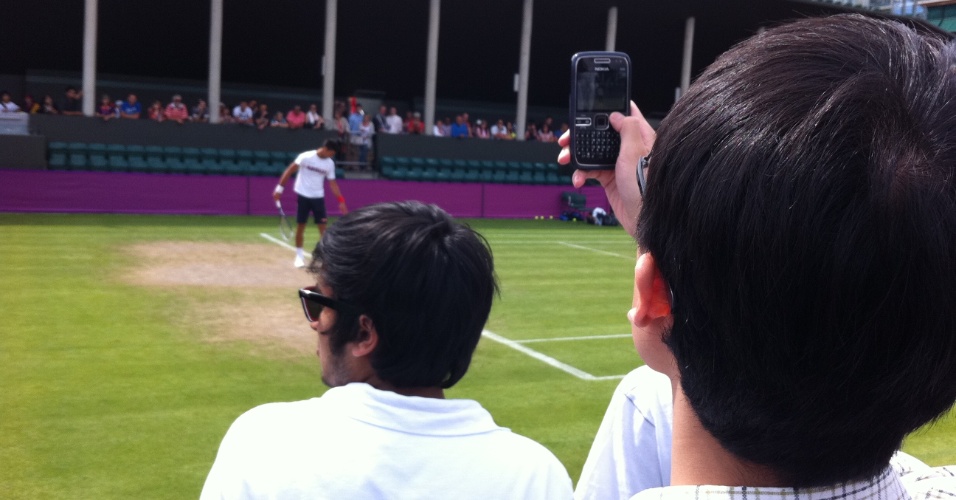 Djokovic treina sob olhares dos fãs antes da estreia em Wimbledon