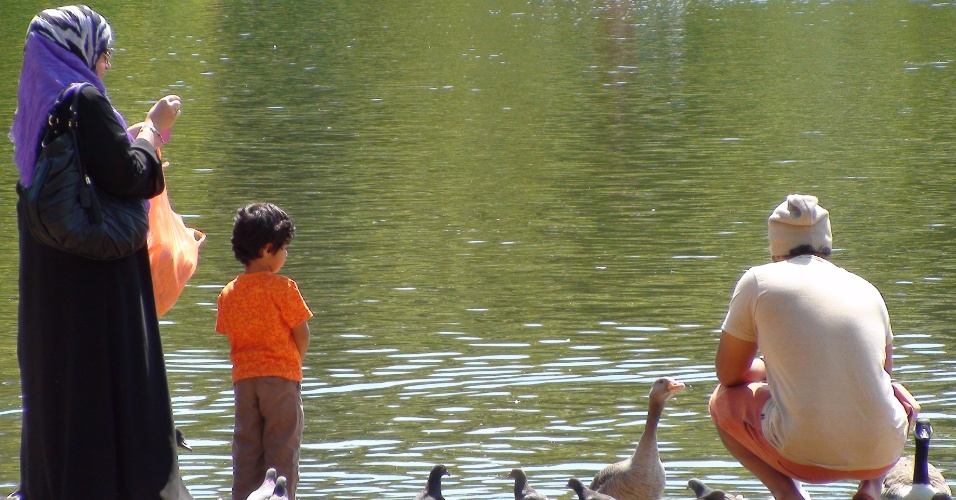  Família muçulmana se divertem com os patos no lago Serpentine, no Hyde Park, local de provas de triatlo, ciclismo e maratona aquática