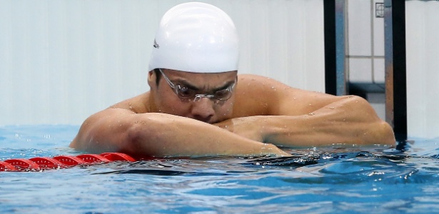 Felipe França fica cabisbaixo na piscina após ficar fora da final dos 100 m peito, em Londres