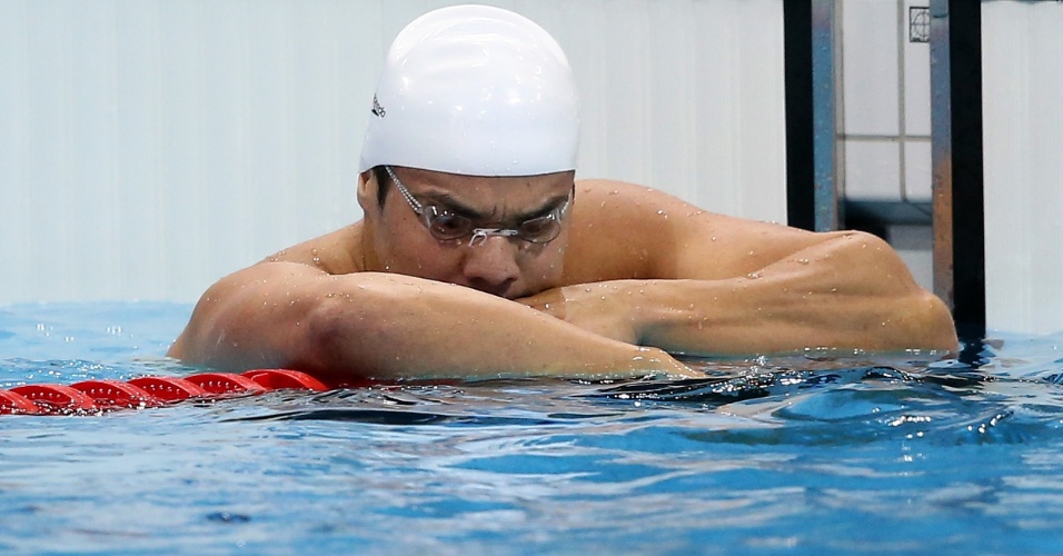 Felipe França fica cabisbaixo na piscina após ficar fora da final dos 100 m peito, em Londres