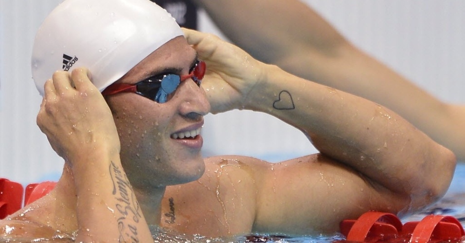 Francês Giacomo Perez-Dortona exibe suas tatuagens após nadar eliminatórias no primeiro dia da natação em Londres (28/07)