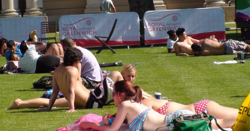 Garotas tomam sol no Greenwich Park, local do Observatório Real que marca o meridiano zero