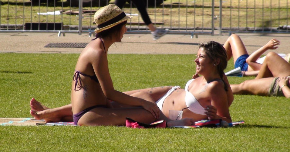 Garotas tomam sol no Greenwich Park, que limitou o espaço para quem não tem ingresso para o hipismo e o pentatlo moderno