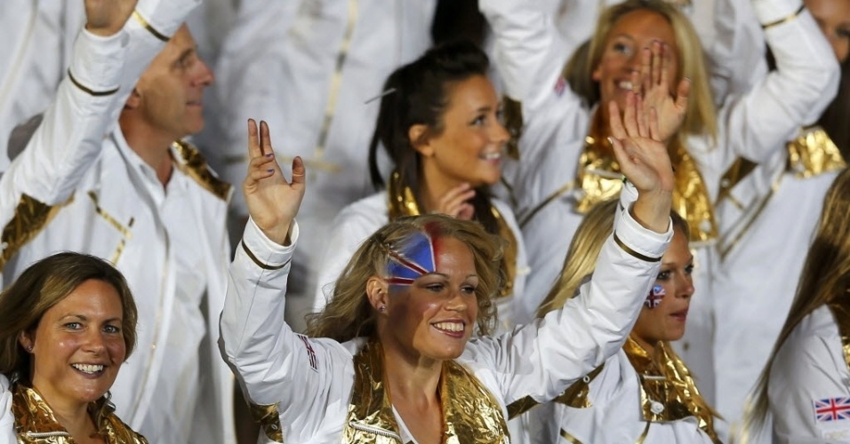 Integrantes da delegação do Reino Unido fazem a festa durante a desfile dos atletas na abertura dos Jogos Olímpicos