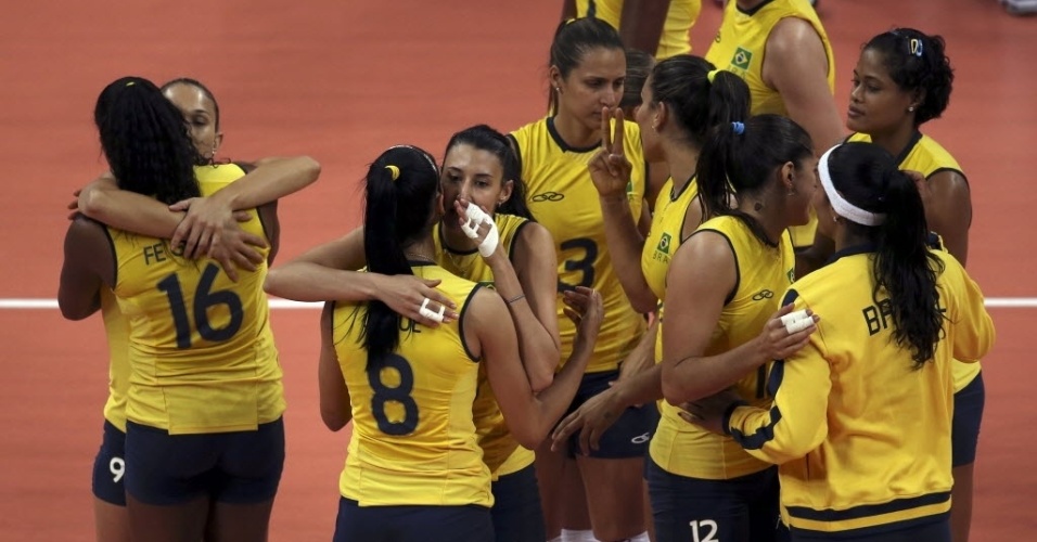 Jogadoras brasileiras comemoram a difícil vitória, por 3 sets a 2, sobre a Turquia, na estreia do time na Olimpíada