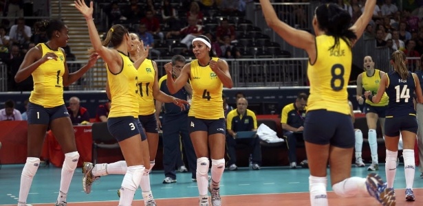 Jogadoras brasileiras comemoram ponto na vitória contra a Turquia, na estreia em Londres