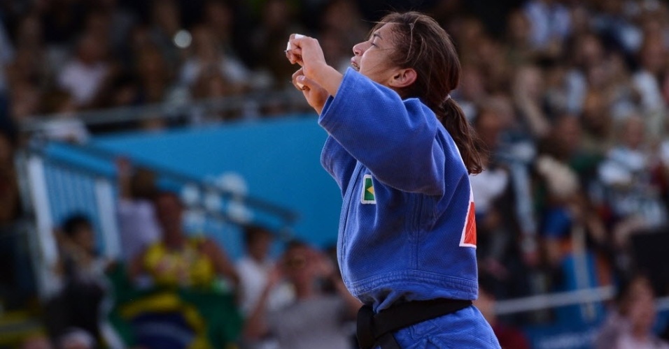 Judoca Sarah Menezes comemora a medalha de ouro conquistada após a vitória sobre a romena Alina Dumitru