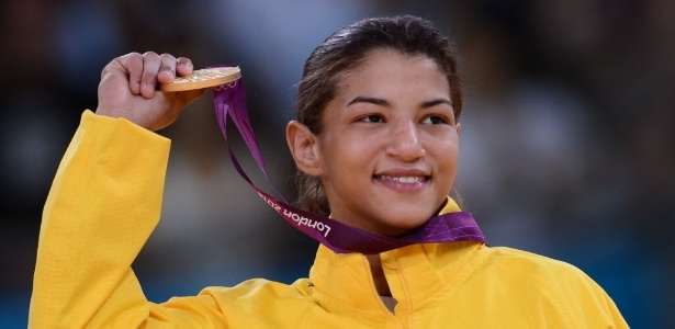 Judoca Sarah Menezes sorri ao exibir a medalha de ouro conquistada na categoria até 48 kg - AFP PHOTO / FRANCK FIFE